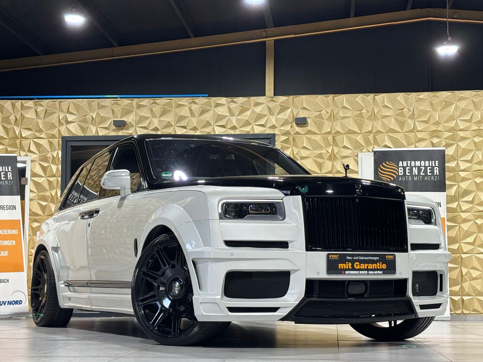 Fahrzeugabbildung Rolls-Royce Cullinan/NOVITEC/WIDEBODY/24''/FOND-TV/STERNEHIM