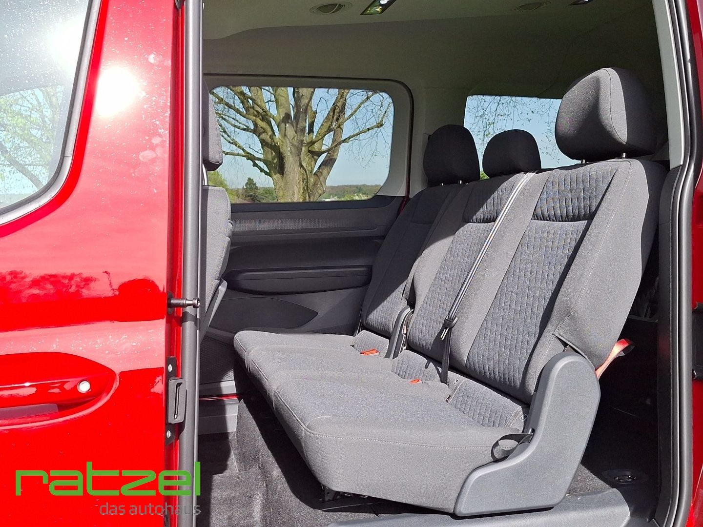 Fahrzeugabbildung Volkswagen Caddy Maxi Edition eHybrid 7-Sitz.+NAVI+LED+ACC