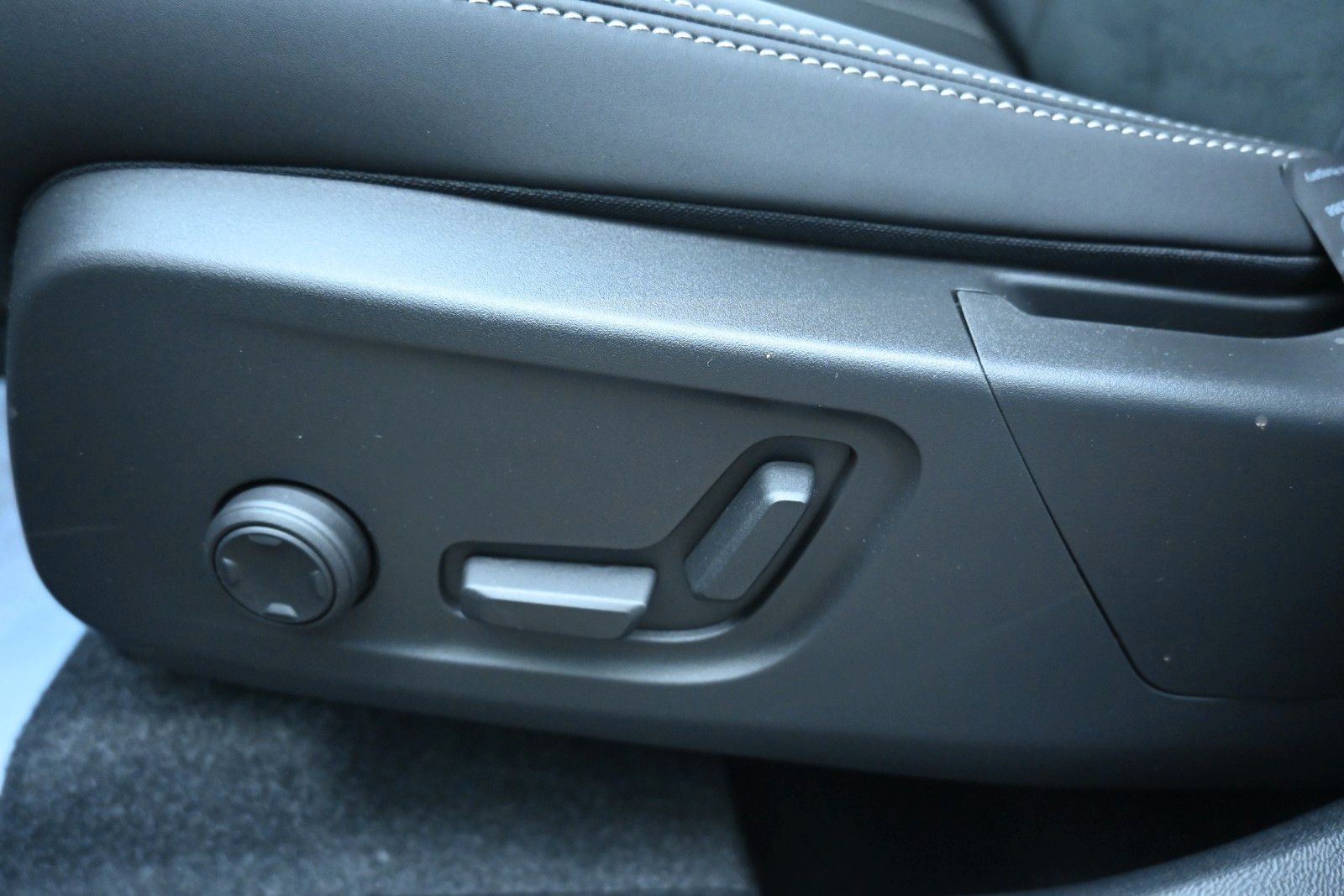 Fahrzeugabbildung Volvo XC40 B4 DKG Plus Dark*STDHZG*360*Pixel*ACC