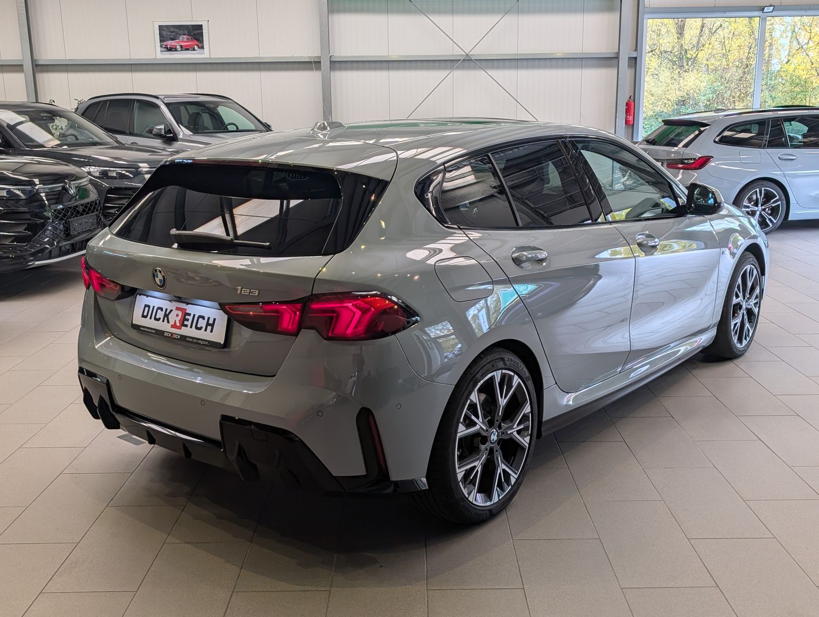 Fahrzeugabbildung BMW 123 i xDrive M-Sport Massag H/K Kamera Pano AHK