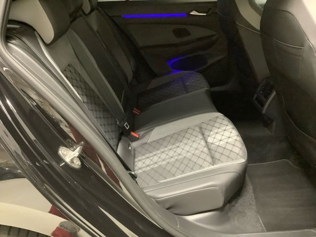 Golf Variant R-Line 2,0 TSI 140 kW DSG Matrix,