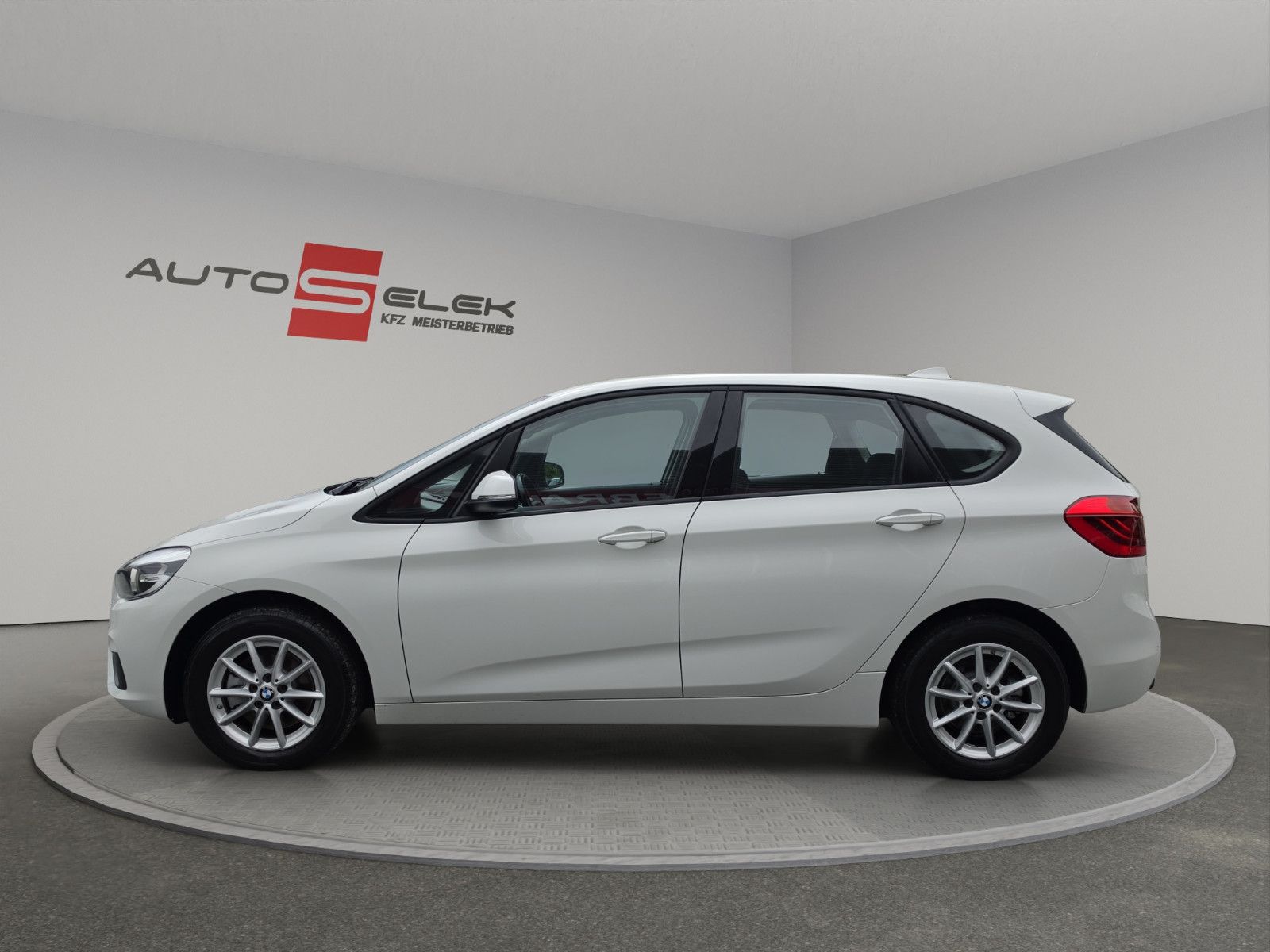 Fahrzeugabbildung BMW 218 2 Active Tourer 218 i TÜV SERVICE NEU