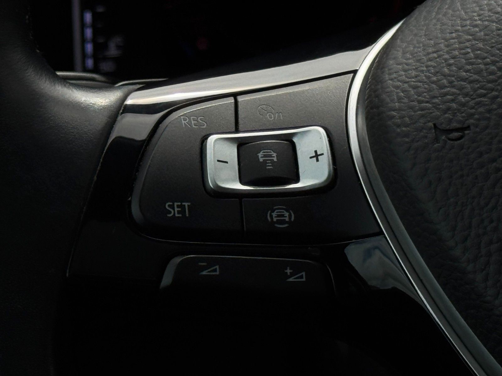 Fahrzeugabbildung Volkswagen Tiguan 2.0 TSI Hgl. 4M Alcan Pano Dynaudio 360°