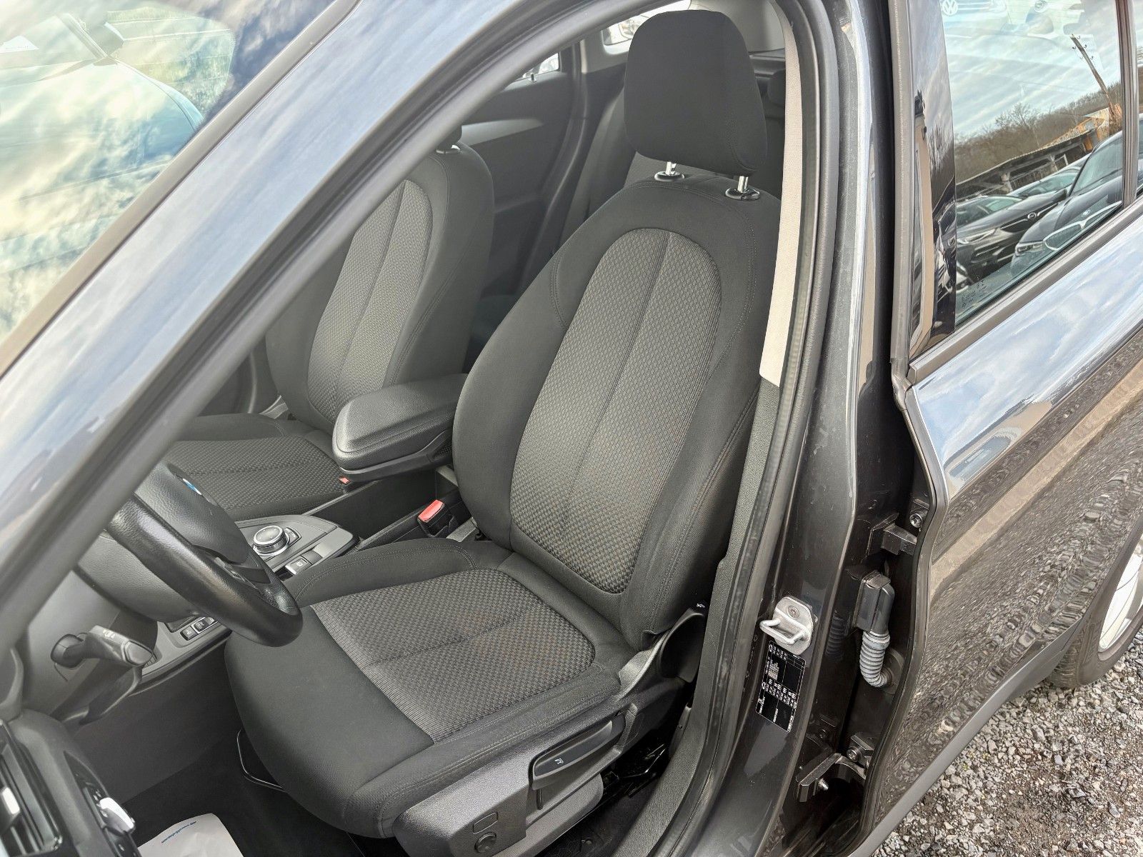 Fahrzeugabbildung BMW X1 sDrive18i Aut. Navi LED Tempomat SCHECKHEFT