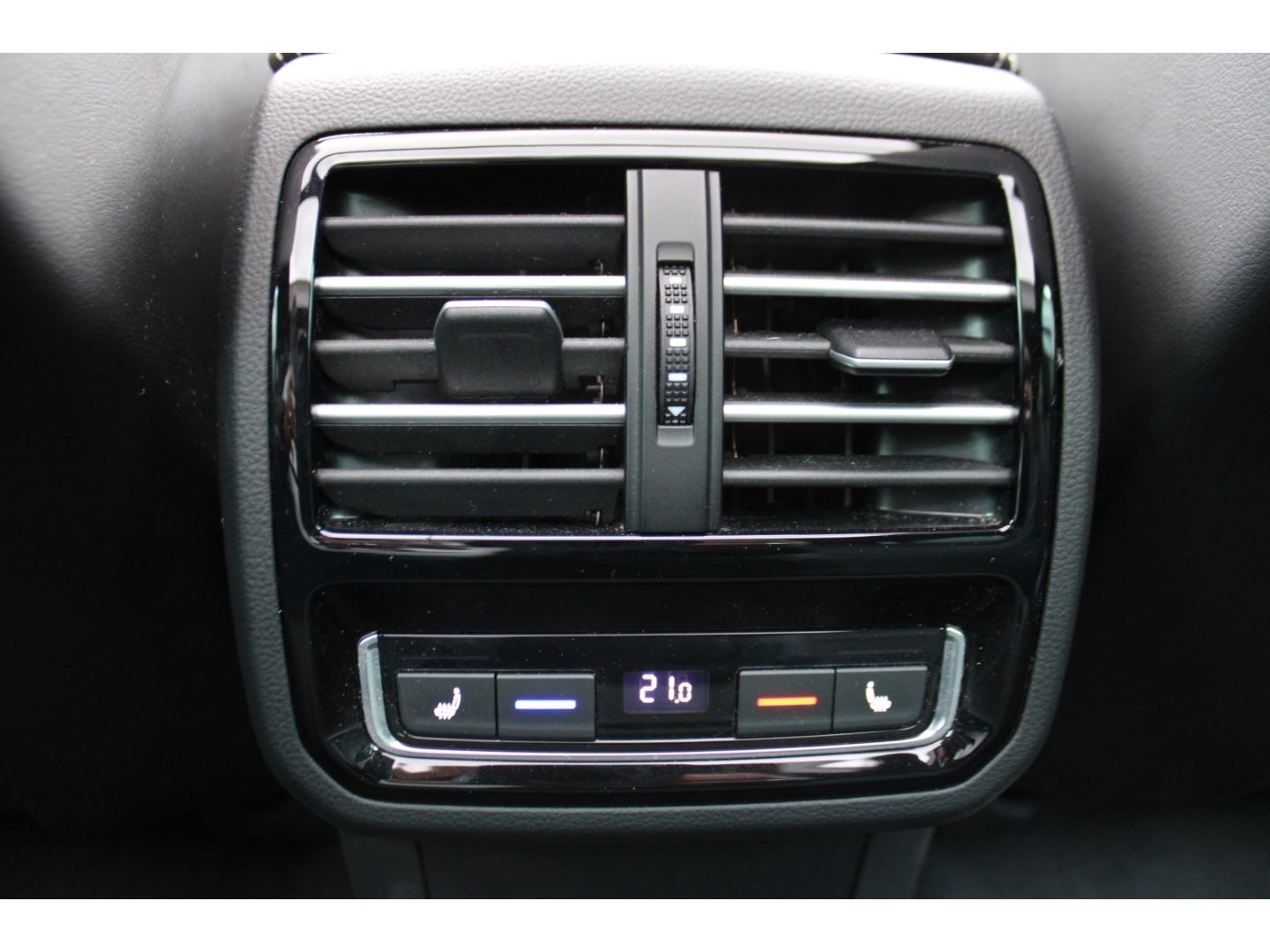 Fahrzeugabbildung Volkswagen Passat Variant Highline R-Line LED ACC StHZg Led