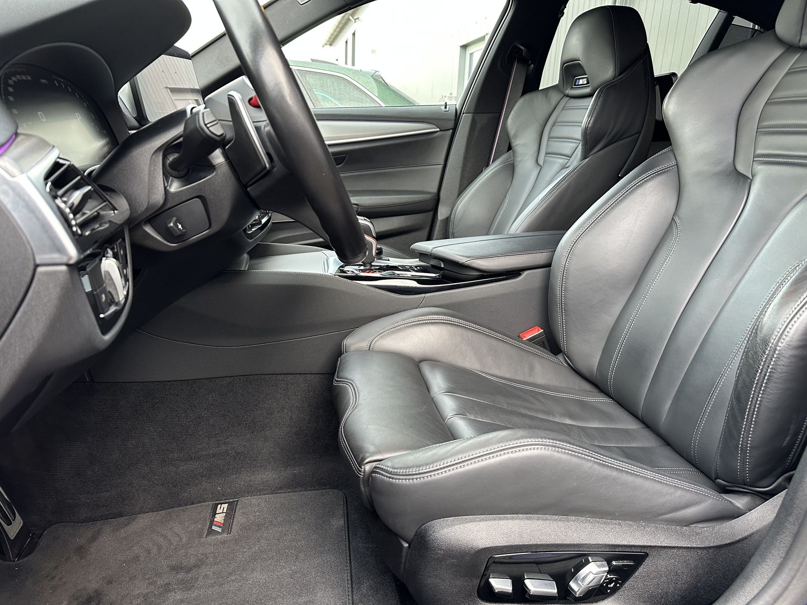 Fahrzeugabbildung BMW M5 Competition NAV+LED+KERAMIK+KAMERA+20ZOLL+1HD