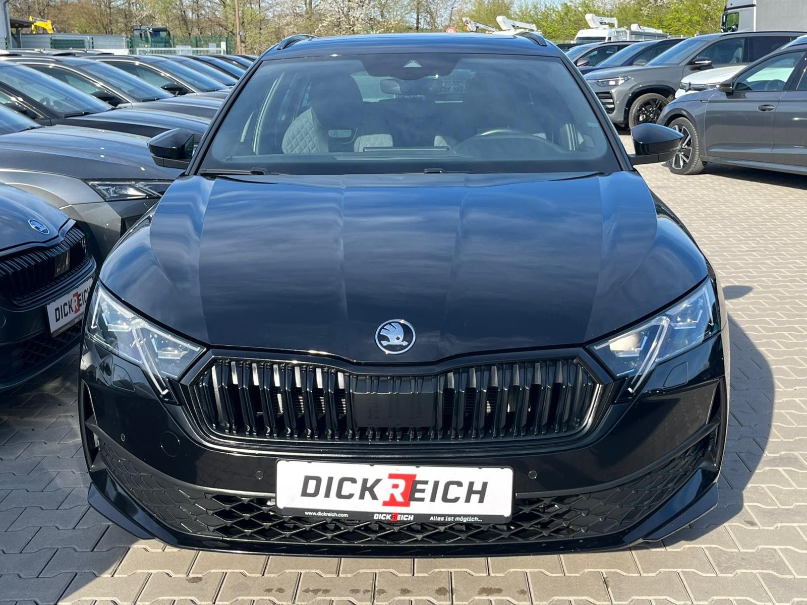 Fahrzeugabbildung SKODA Octavia 1.5 DSG Sportline PANO*MATRIX*AHK*5J.GAR