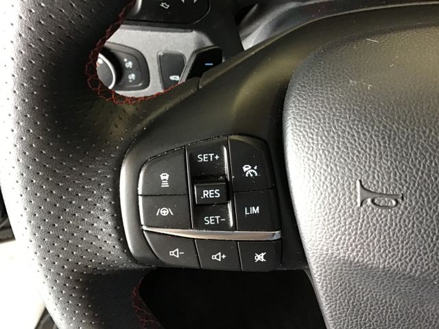 Fahrzeugabbildung Ford Focus ST-Line 1.5 Turnier Autom/Navi/Kamera/PDC