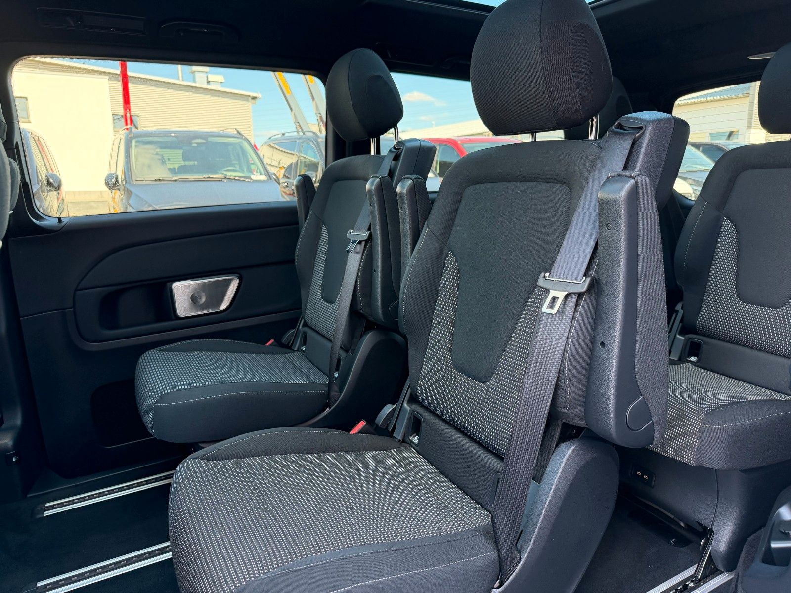 Fahrzeugabbildung Mercedes-Benz V 300 d STYLE AMG 4MATIC AIRMATIC DISTRONIC Pano