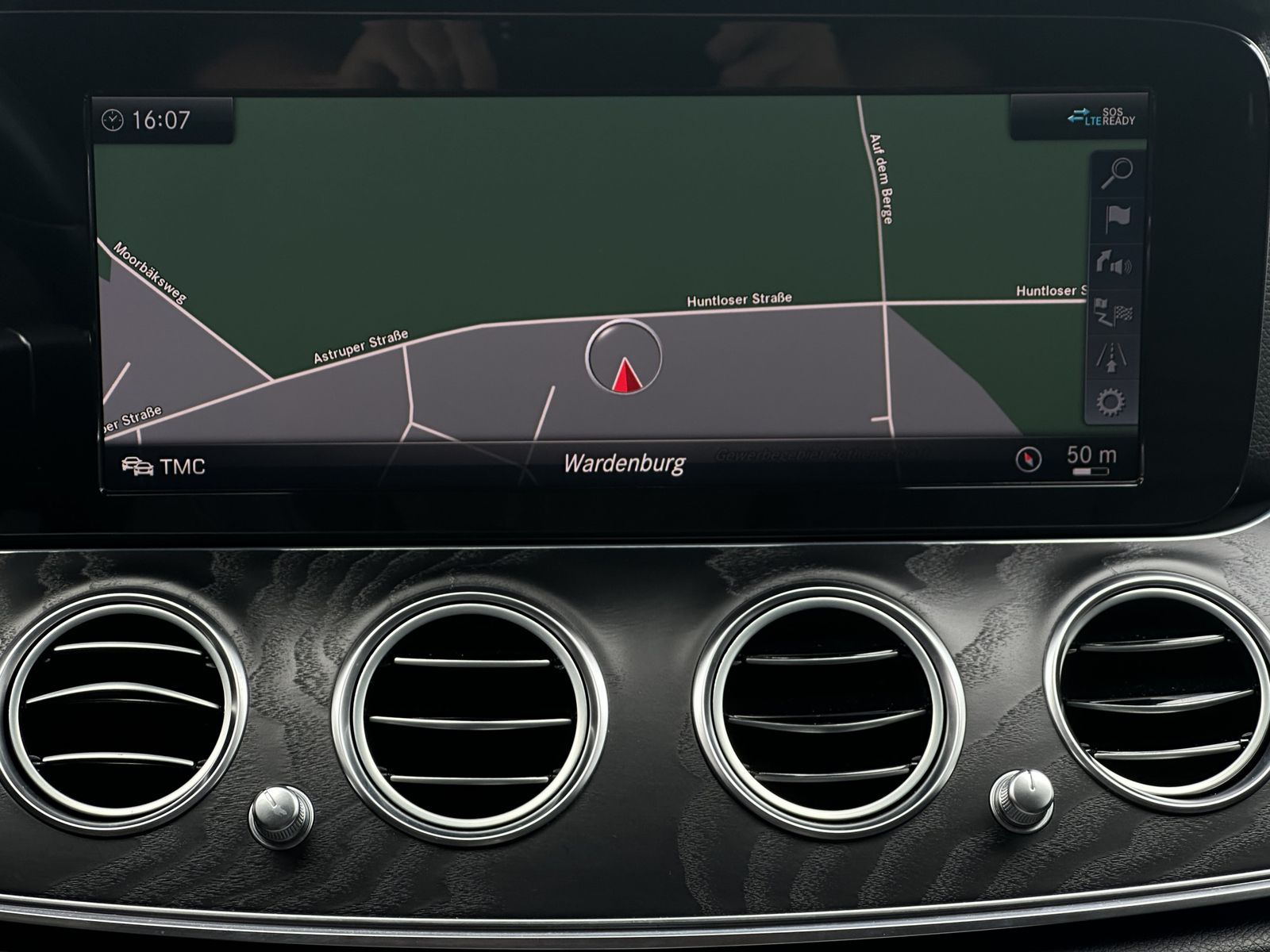 Fahrzeugabbildung Mercedes-Benz E 300de T AMG-Line NAV+LED+AHK+KAMERA+HEAD-UP+PP