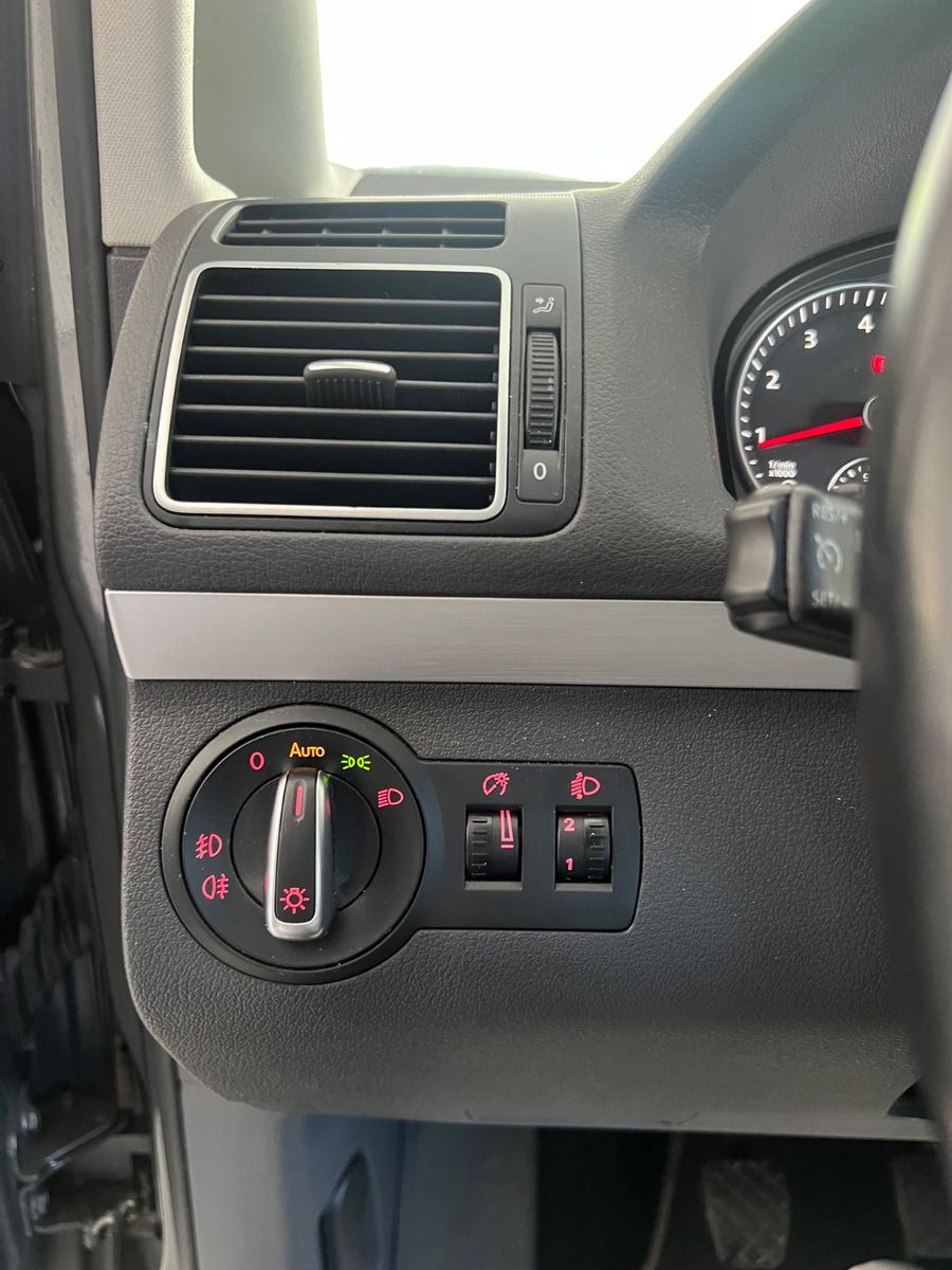 Fahrzeugabbildung Volkswagen Touran 1.4TSI CrossTouran * 7.Sitzer*PANO*KAMERA