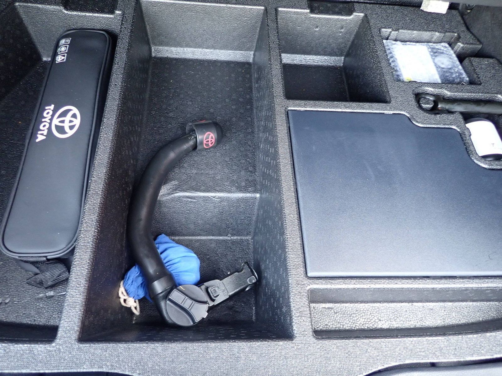 Fahrzeugabbildung Toyota C-HR Hybrid Team D / AHK / KAMERA