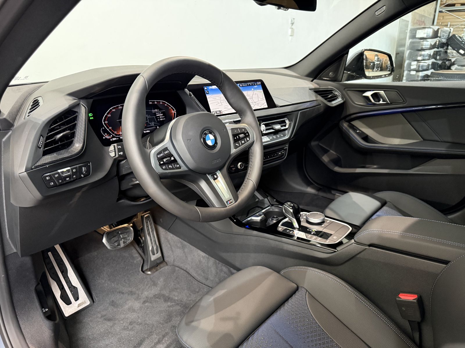 Fahrzeugabbildung BMW 218i AHK, Harman & Kardon, Lenkradheizung DAB