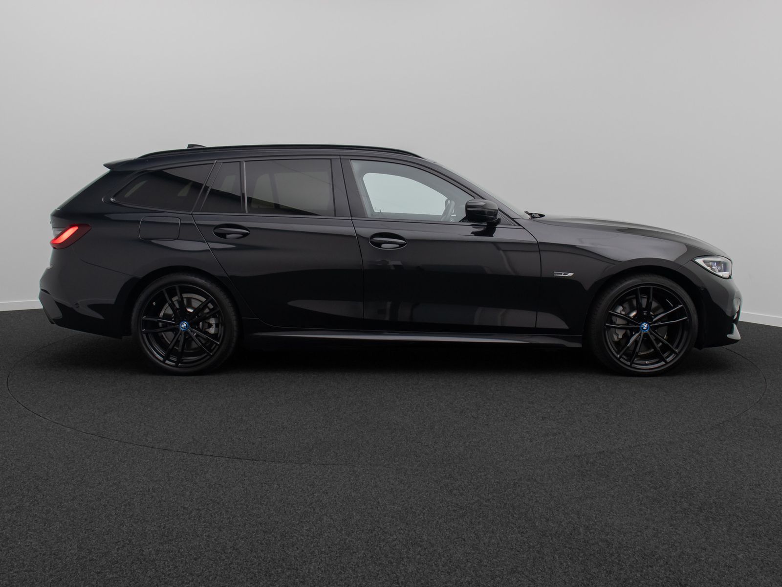 Fahrzeugabbildung BMW 330e M Sport DAB HiFi Laser HUD Panorama AHK 19"