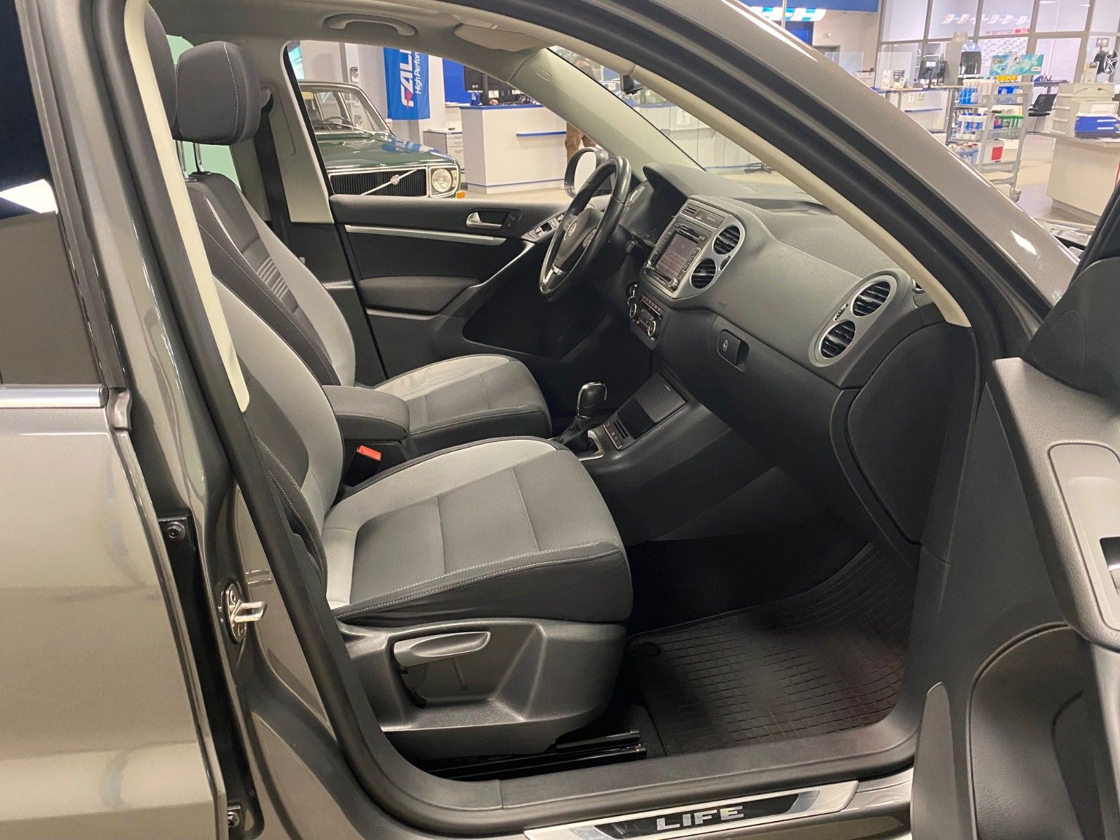 Fahrzeugabbildung Volkswagen Tiguan 2.0 TSI DSG 4MOTION LIFE+1.HAND+Bi-XENON+