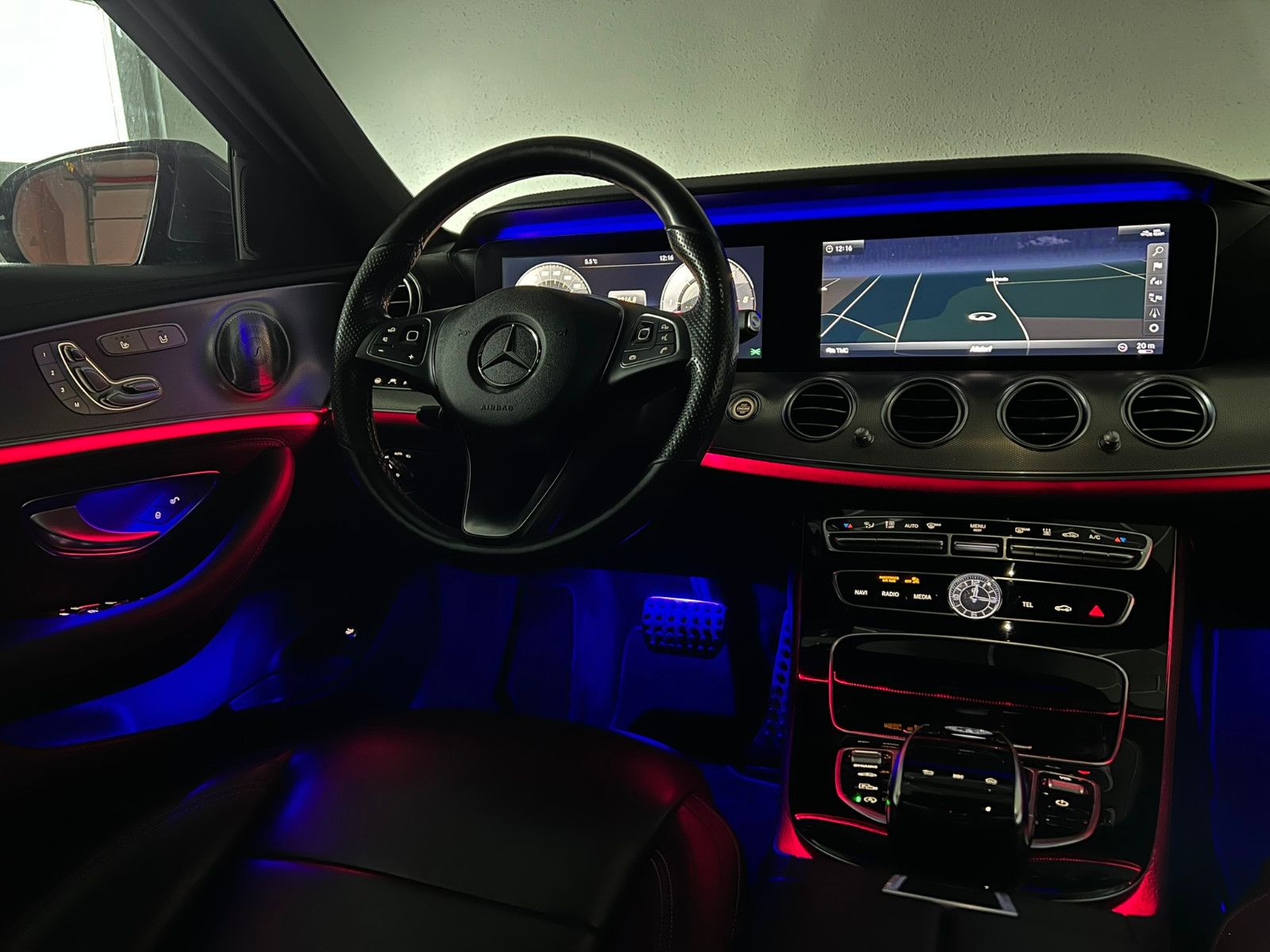 Fahrzeugabbildung Mercedes-Benz E350d AMG-LINE/PANO/BURMESTER/WIDESCREEN/AMBIENT