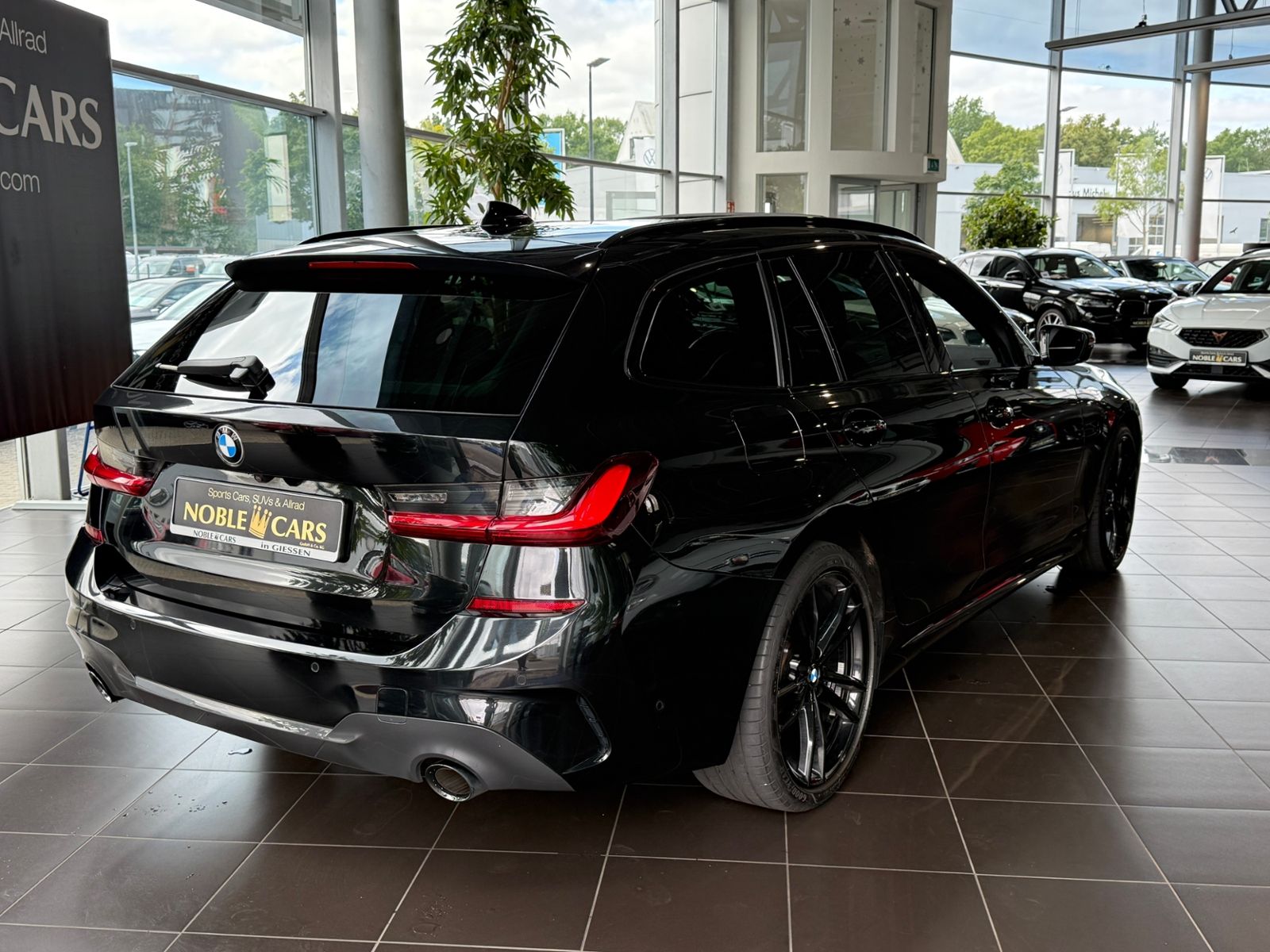 Fahrzeugabbildung BMW 320d xDrive M Sport PANO KAM LED