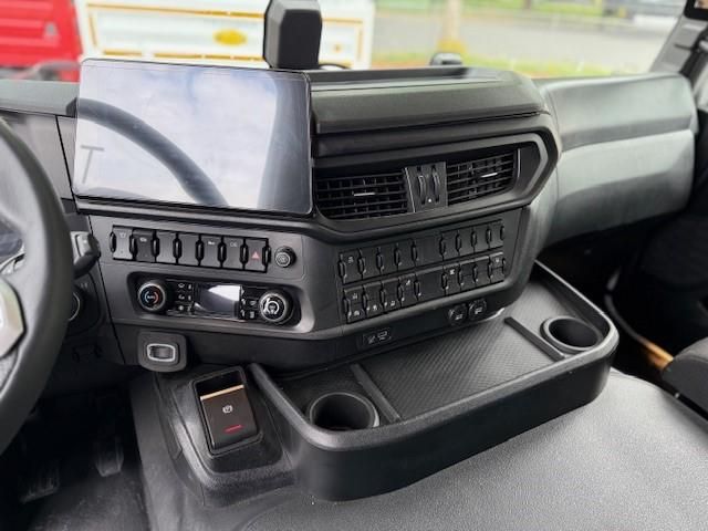 Fahrzeugabbildung Iveco X-Way AD300X54Z HR OFF Dreiseitenkipper