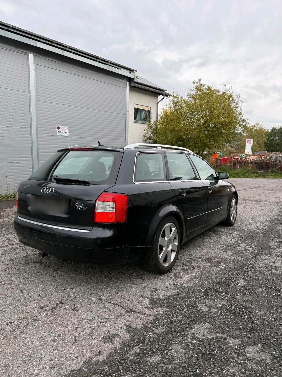 Audi A4 2004 — салон