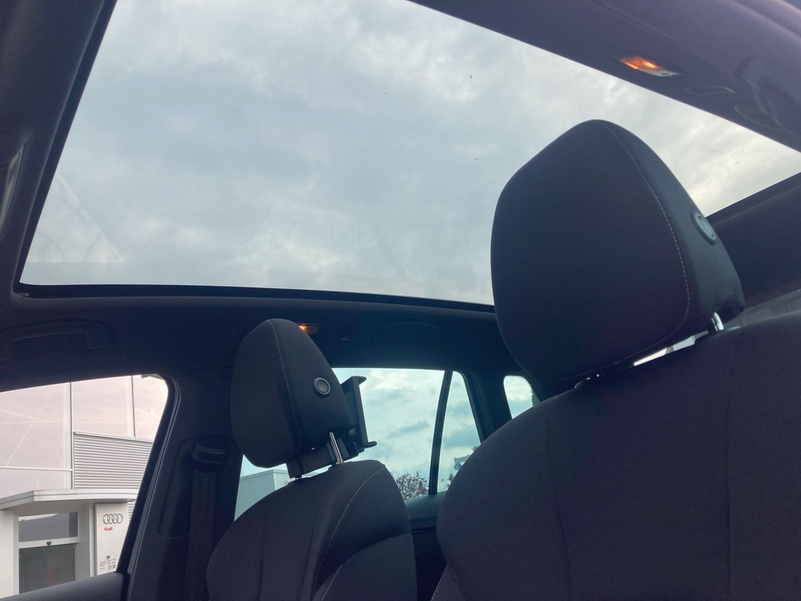 Fahrzeugabbildung SKODA Kamiq TSI Selection DSG Matrix Navi Pano AID ACC