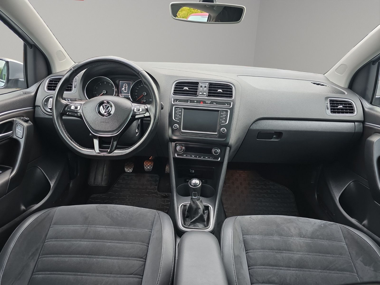 Fahrzeugabbildung Volkswagen Polo V Comfortline NAVI/ RÜCKFAHRKAMERA/ SHZ