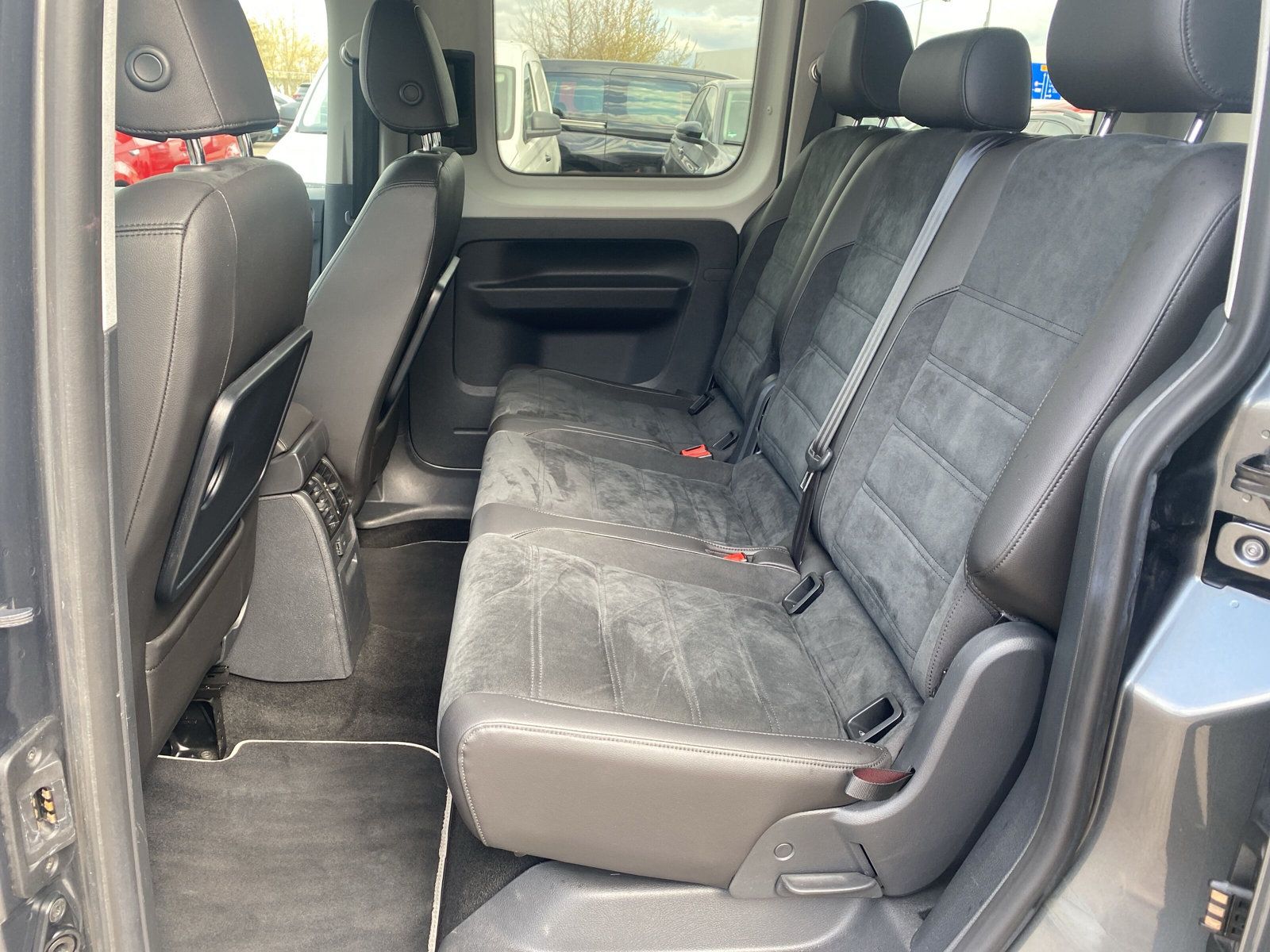 Fahrzeugabbildung Volkswagen Caddy 2.0 TDI Highline XENON NAVI STANDHZG
