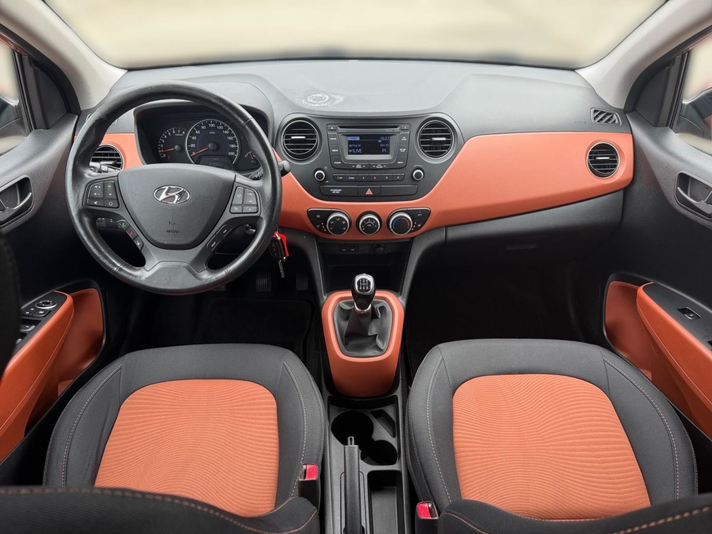 Fahrzeugabbildung Hyundai i10 1.0 FIFA WORLD CUP ALLWETTER+KLIMA+SHZ