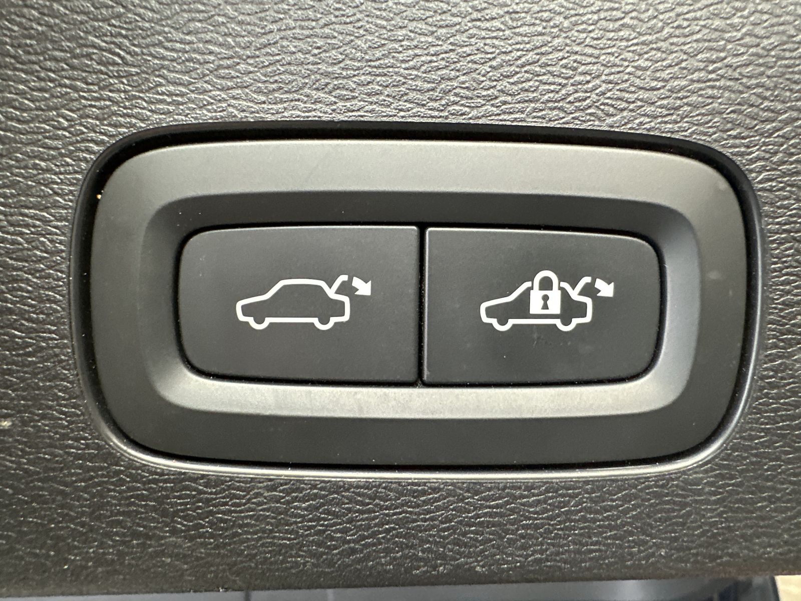 Fahrzeugabbildung Volvo V60 T6 Hybrid Plus Dark AWD NAV+LED+H&K+V-COCK