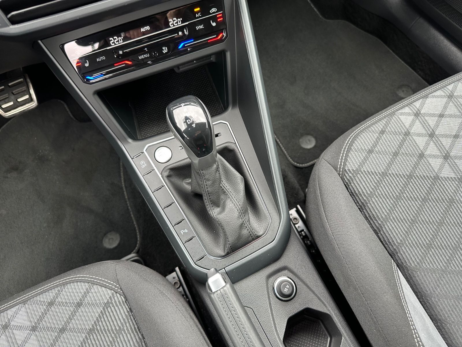 Fahrzeugabbildung Volkswagen Taigo 1.0 TSI R-Line DSG ACC/Matrix/IQ/Shzg./17"