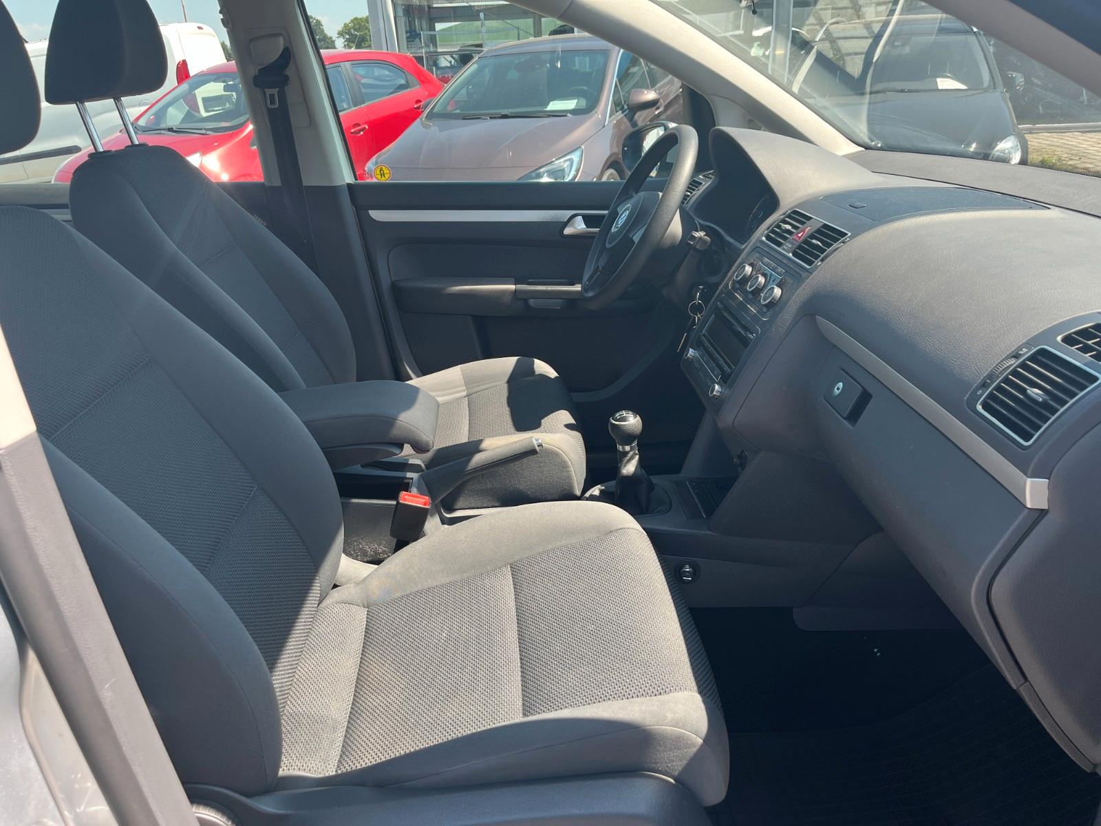 Volkswagen Touran 2011 — photo 11