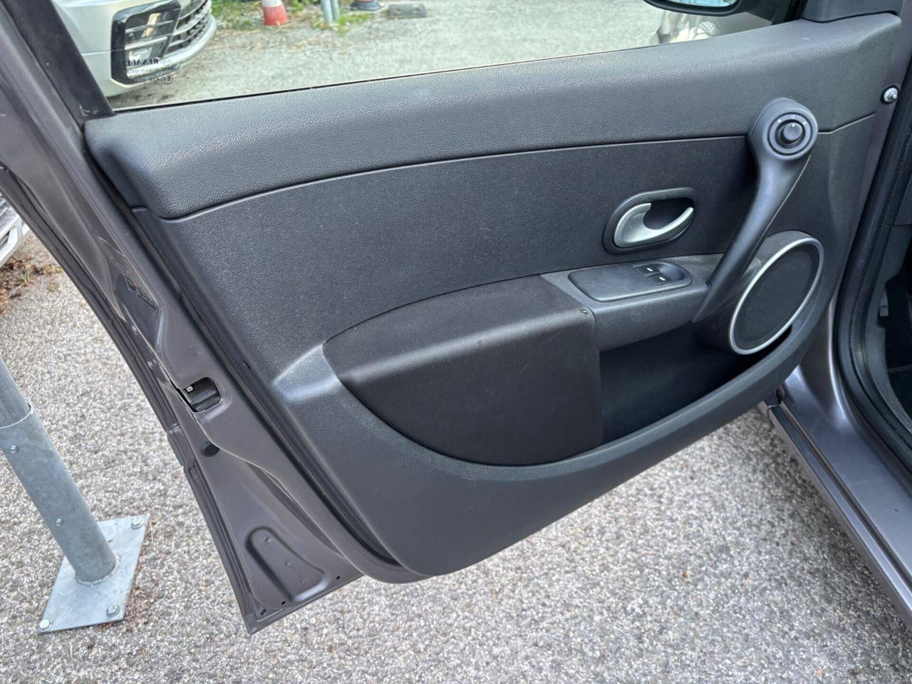 Renault Clio 2010 — photo 15