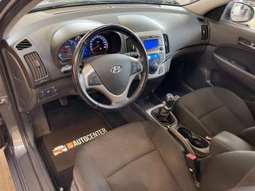 Hyundai i30 *TEMPOMAT*SZHZ*KLIMAAUTOMATIK*PDC*