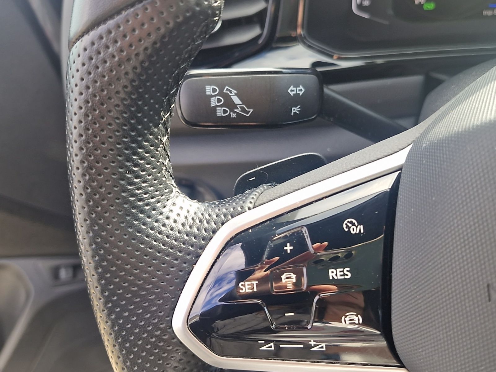 Fahrzeugabbildung Volkswagen T-Roc R-Line DSG MATRIX ACC STHZ RFK SHZ AID
