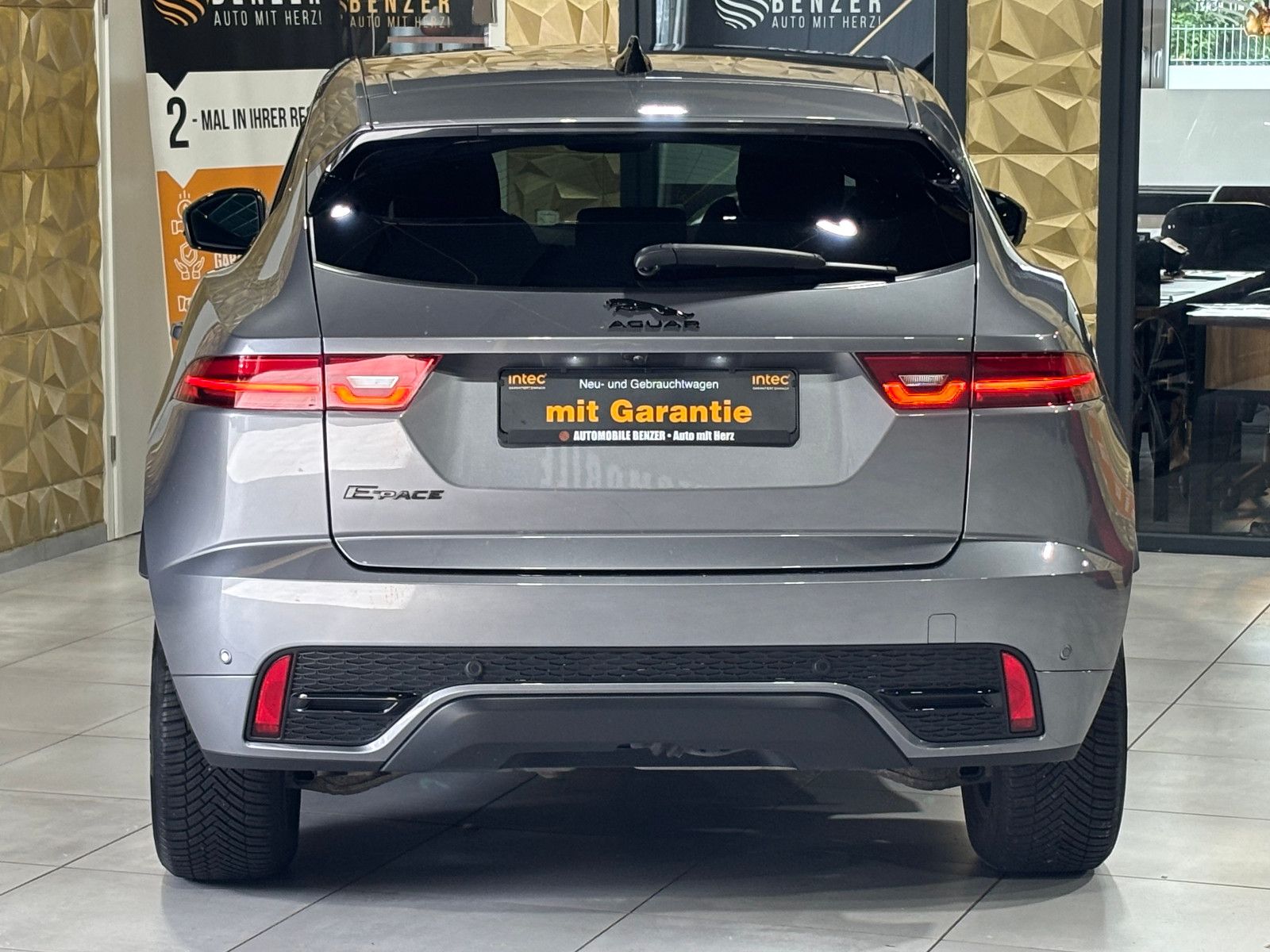 Fahrzeugabbildung Jaguar E-PACE R-Dynamic/AWD/PANORAMA/KAMERA/MERIDIAN