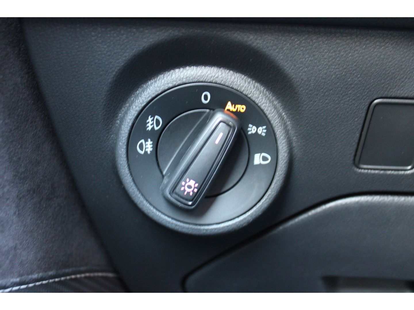 Fahrzeugabbildung SEAT Leon 300 4Drive Cupra Remus H&R DSG ACC LED Pano