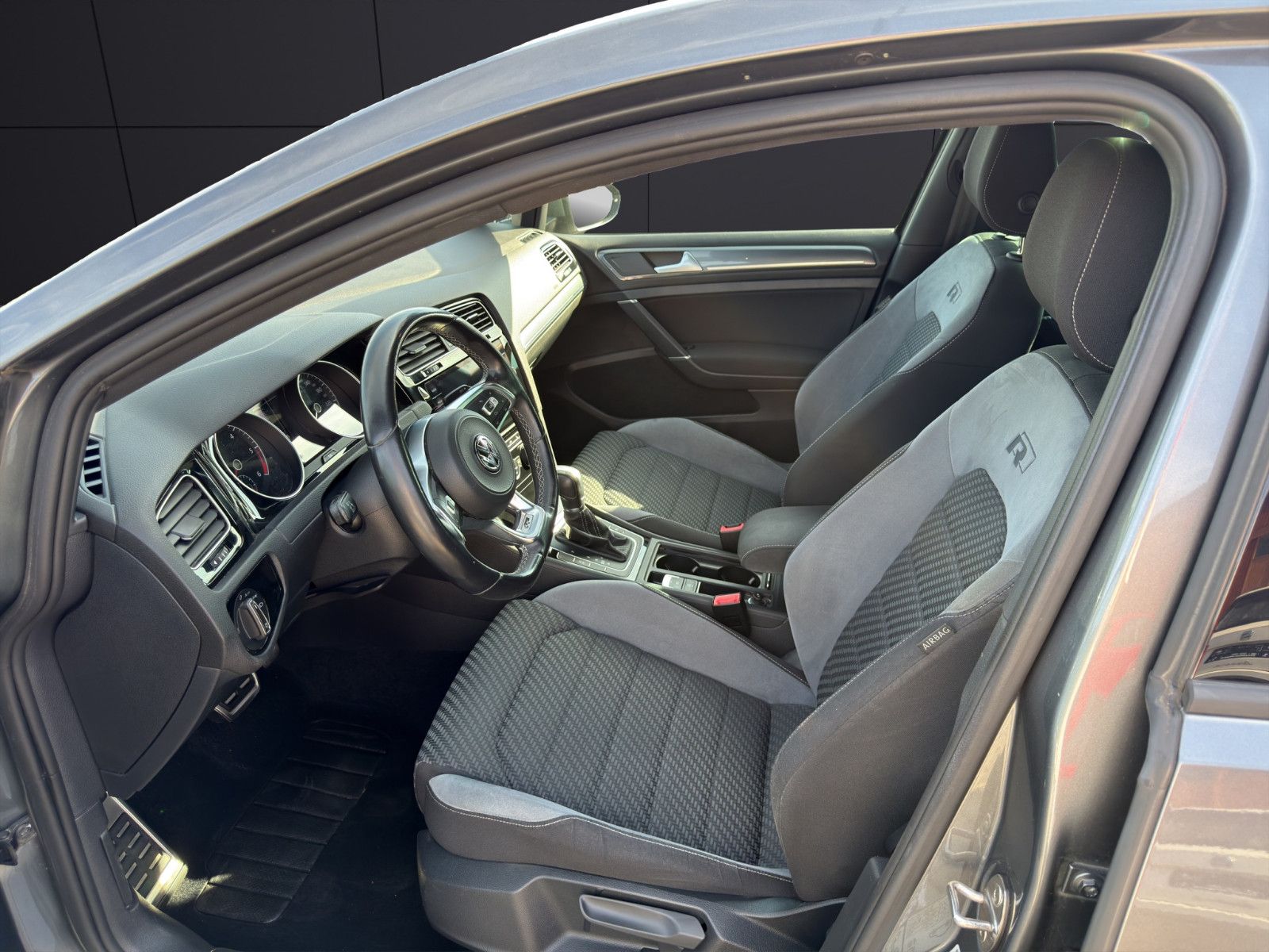 Fahrzeugabbildung Volkswagen Golf R-Line Apple /Szhzg/1.Hand/DAB/LED/Klimaaut