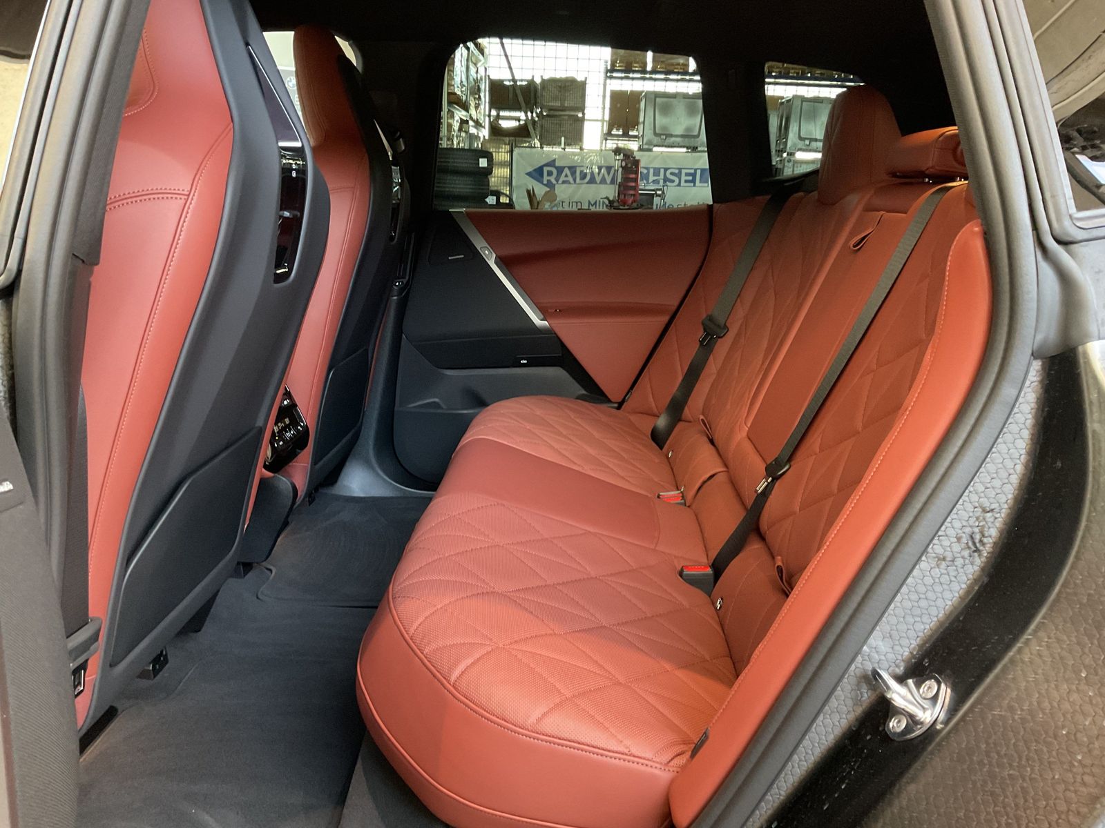 Fahrzeugeinzelansicht 13 Fahrzeugabbildung BMW iX xDrive60 |Aktivlenkung |Luftfederung |Sitzbel