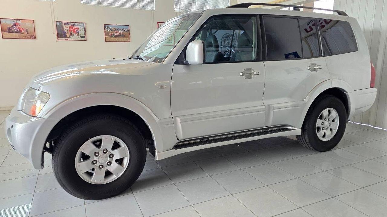 Mitsubishi Pajero 2004 — rear view