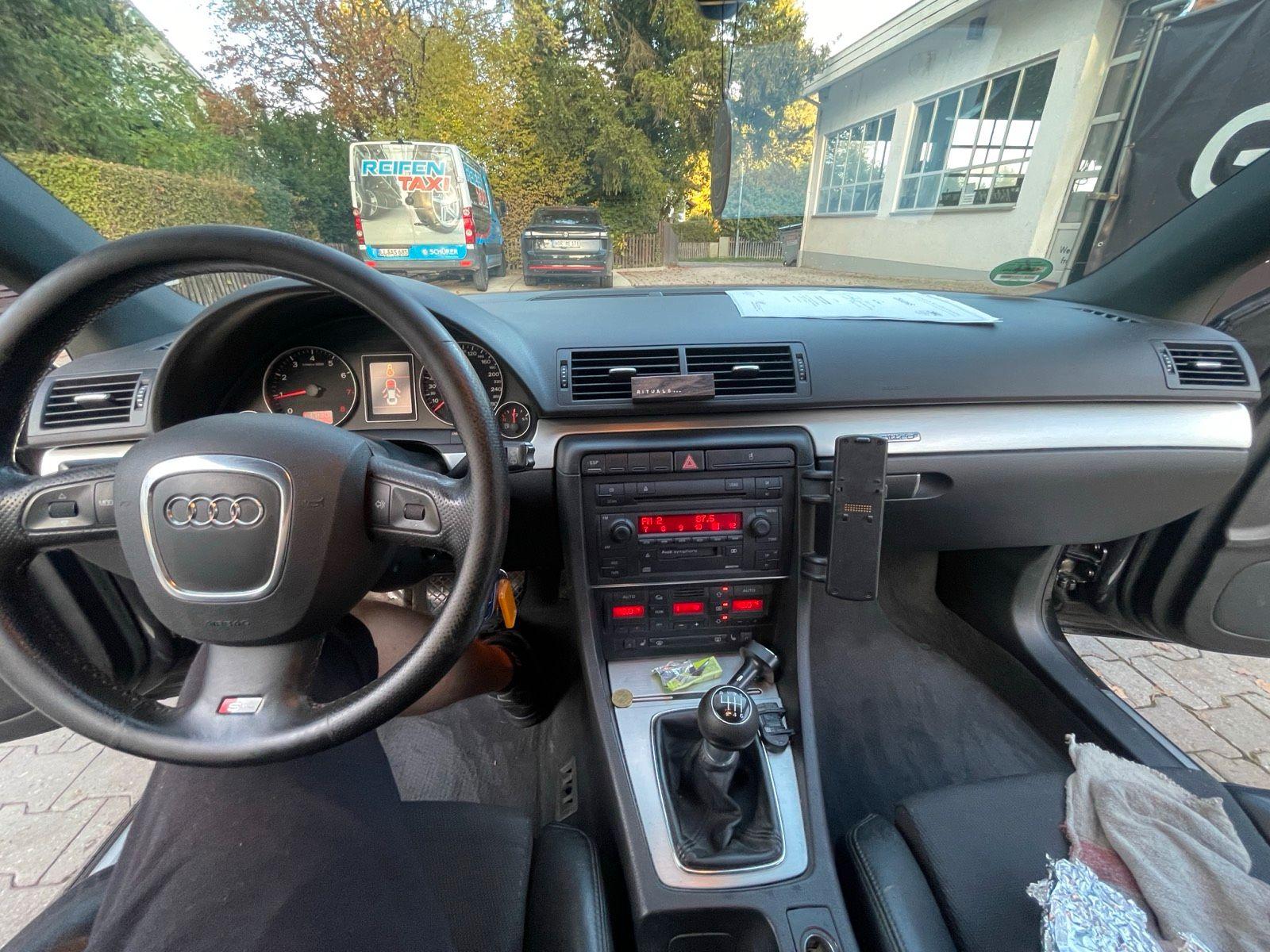 Audi Quattro 2005 — салон