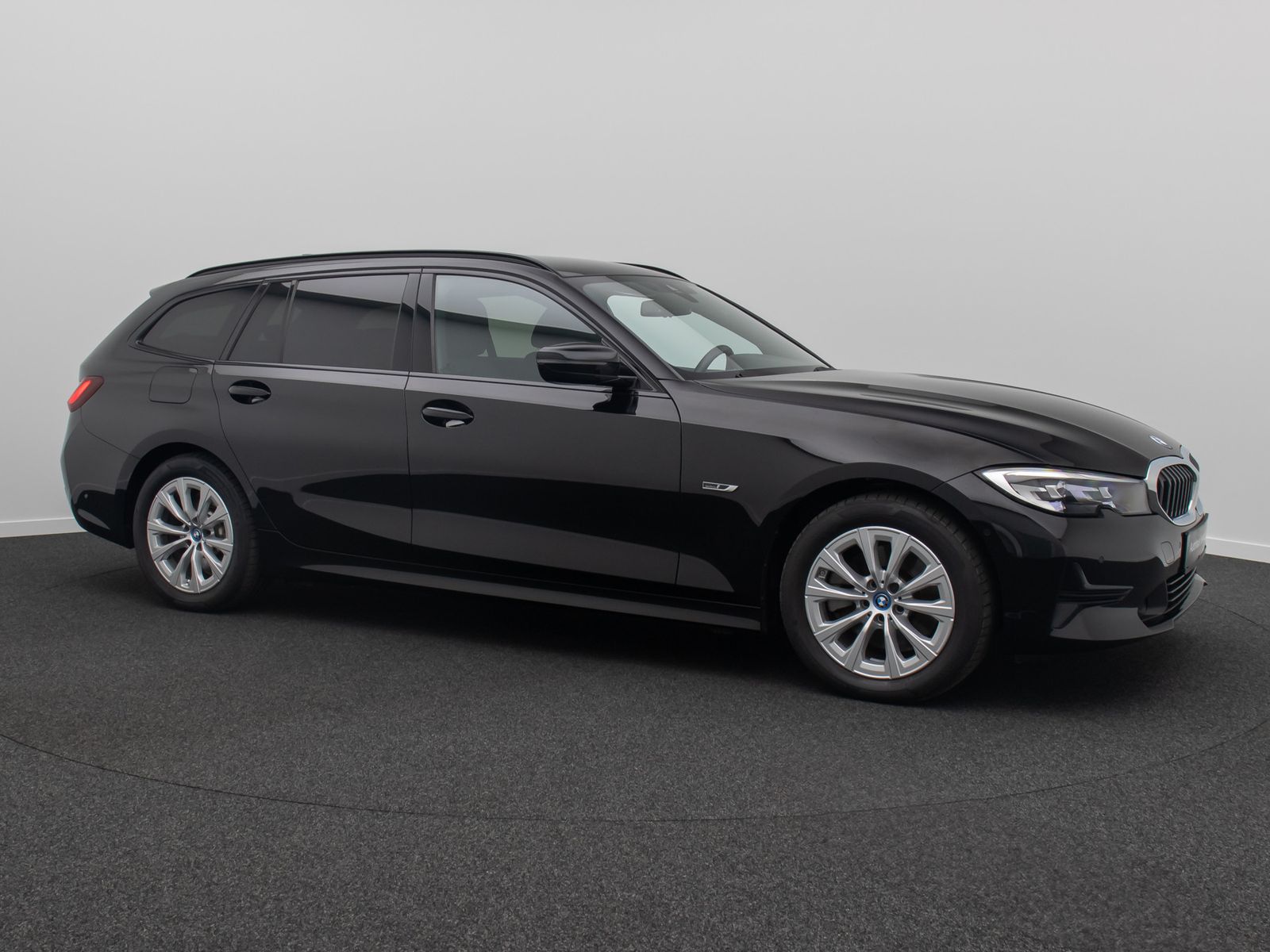 Fahrzeugabbildung BMW 320e Kamera HiFi DAB Alarm AHK Geschwindigkeitsr