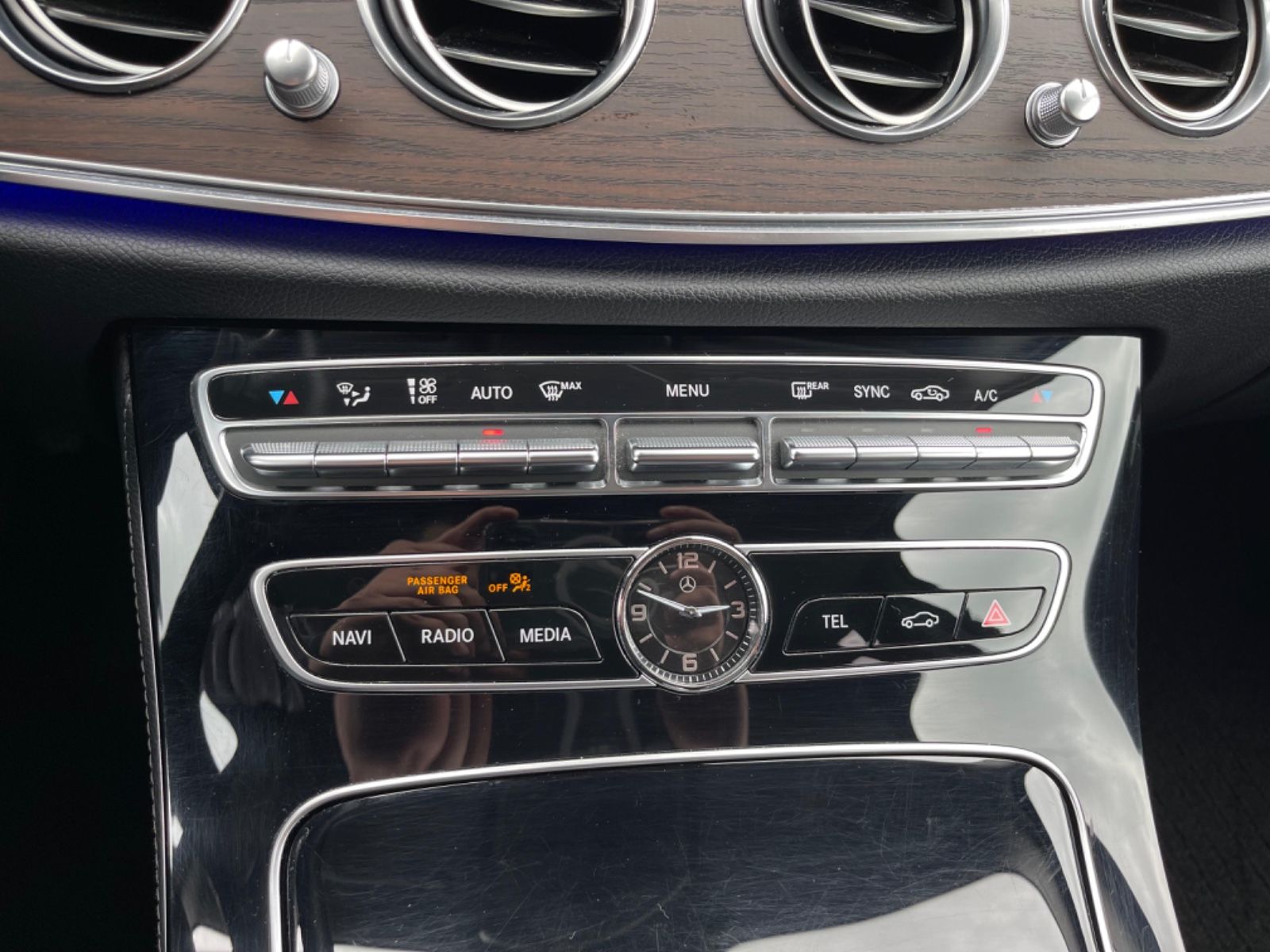 Fahrzeugabbildung Mercedes-Benz E 350d T*Distronic*AmbientLight*AppleCarPlay*