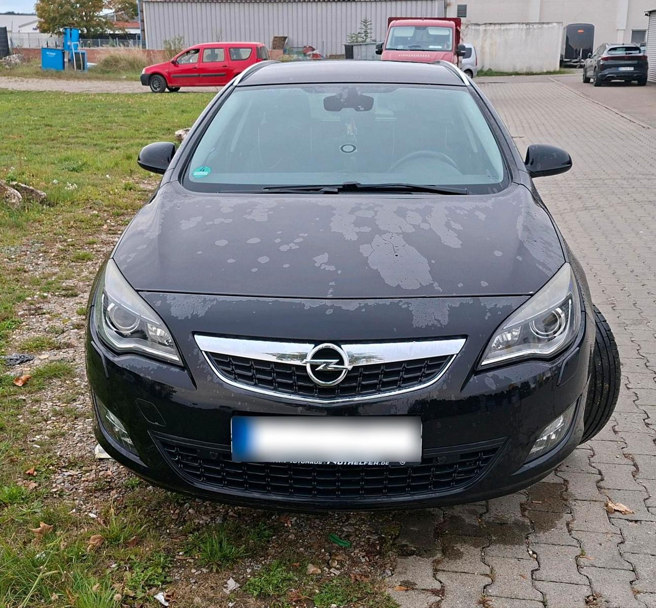 Opel Astra 2011 — rear view