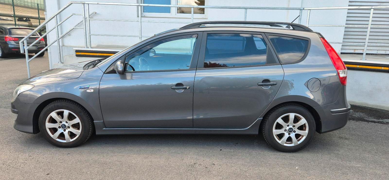 Hyundai i30 2011 — rear view