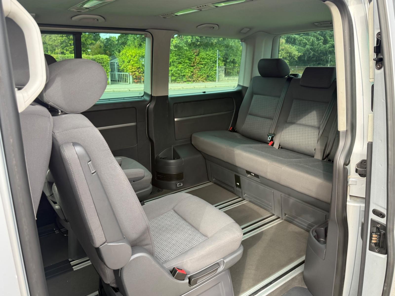 Volkswagen T5 Multivan Comfortline 2.5 TDI 5 cyl. 174 ch BVM / 7 places / Chauffage auxiliaire / GPS / Attelage 2,5 t