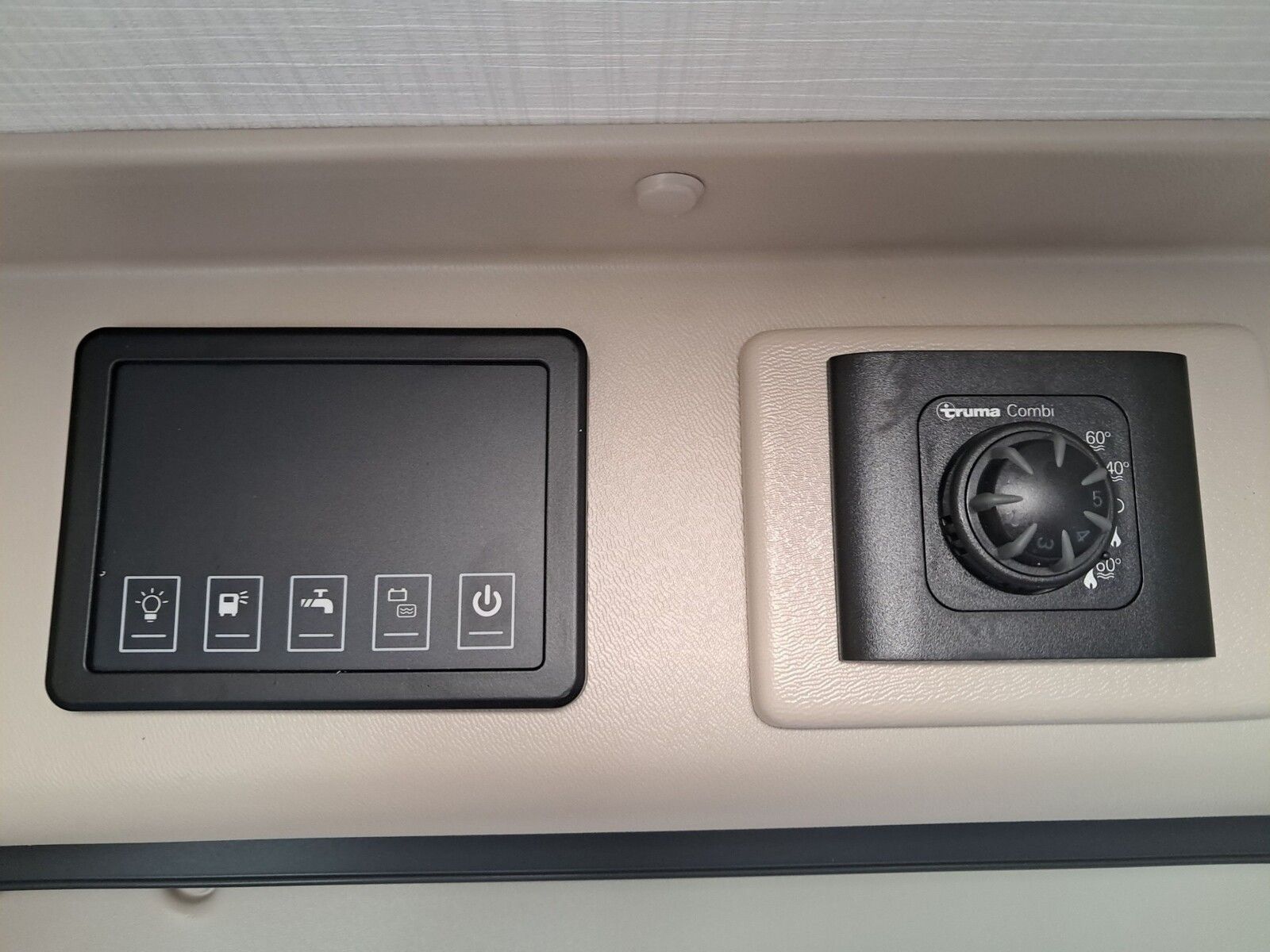 Fahrzeugabbildung Chausson Van First Line Light V594M Solar, Markise, RFK