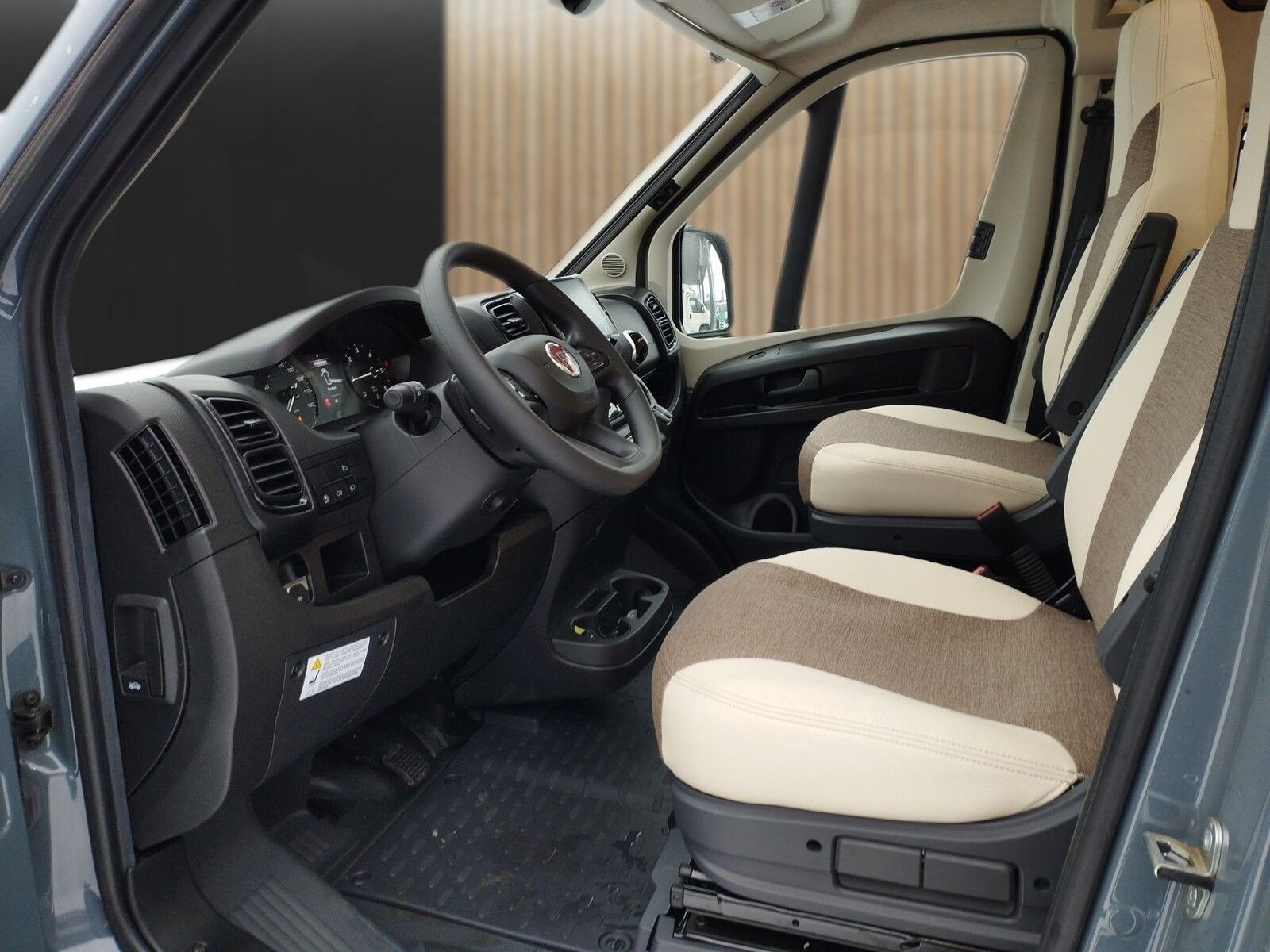 Fahrzeugabbildung Eura Mobil Van V 635 HB Captain-Chair-Sitze, Skyroof, RFK