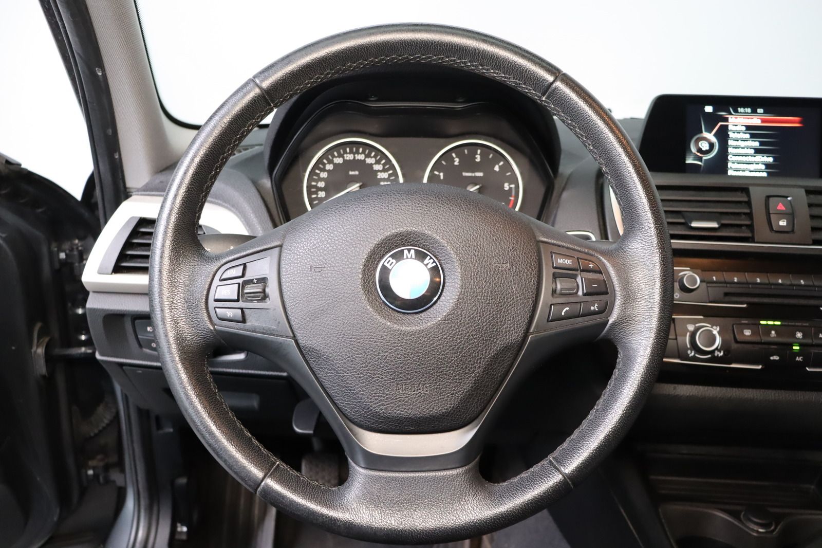 Fahrzeugabbildung BMW 118 d xDrive * Navi * Bi-Xenon * Sitzhzg.