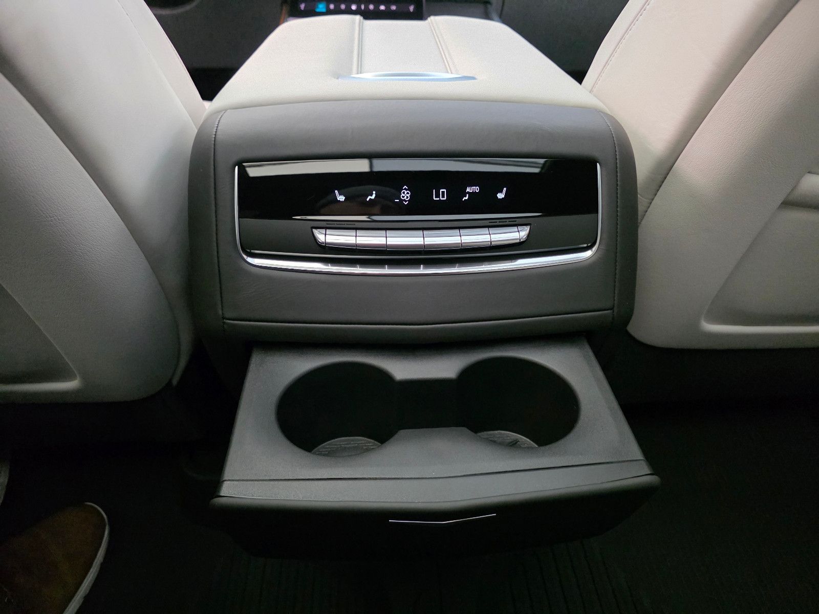 Fahrzeugabbildung Cadillac Escalade Sport Platinum T1: 129.000 EUR, Stock !