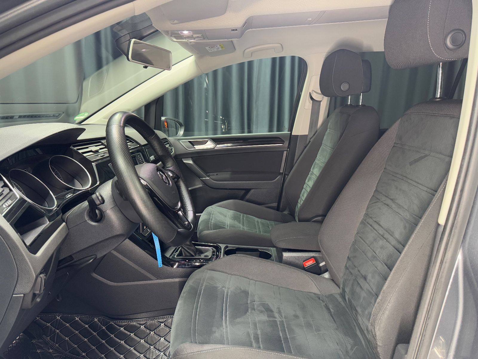 Fahrzeugabbildung Volkswagen Touran Highline|DSG|NAVI|7-SITZER|R-LINE|