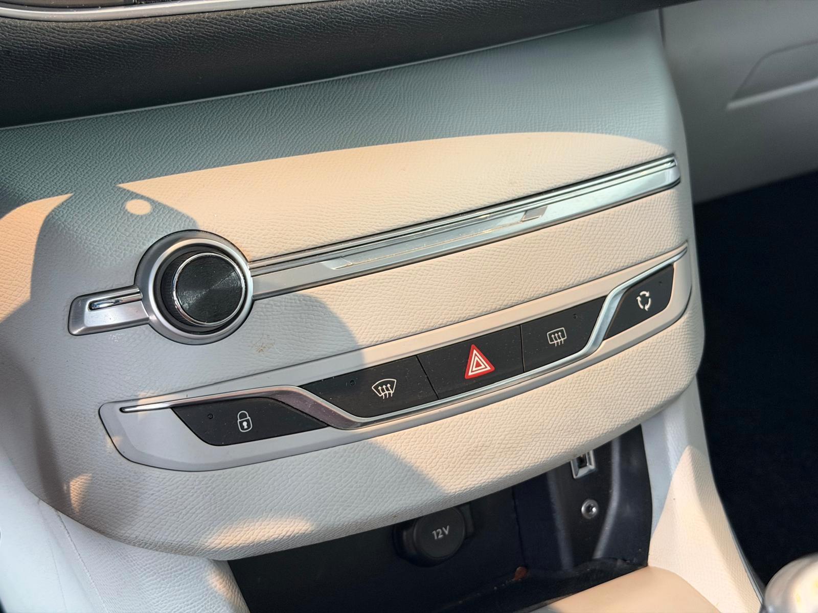 Peugeot 308 2015 — photo 14